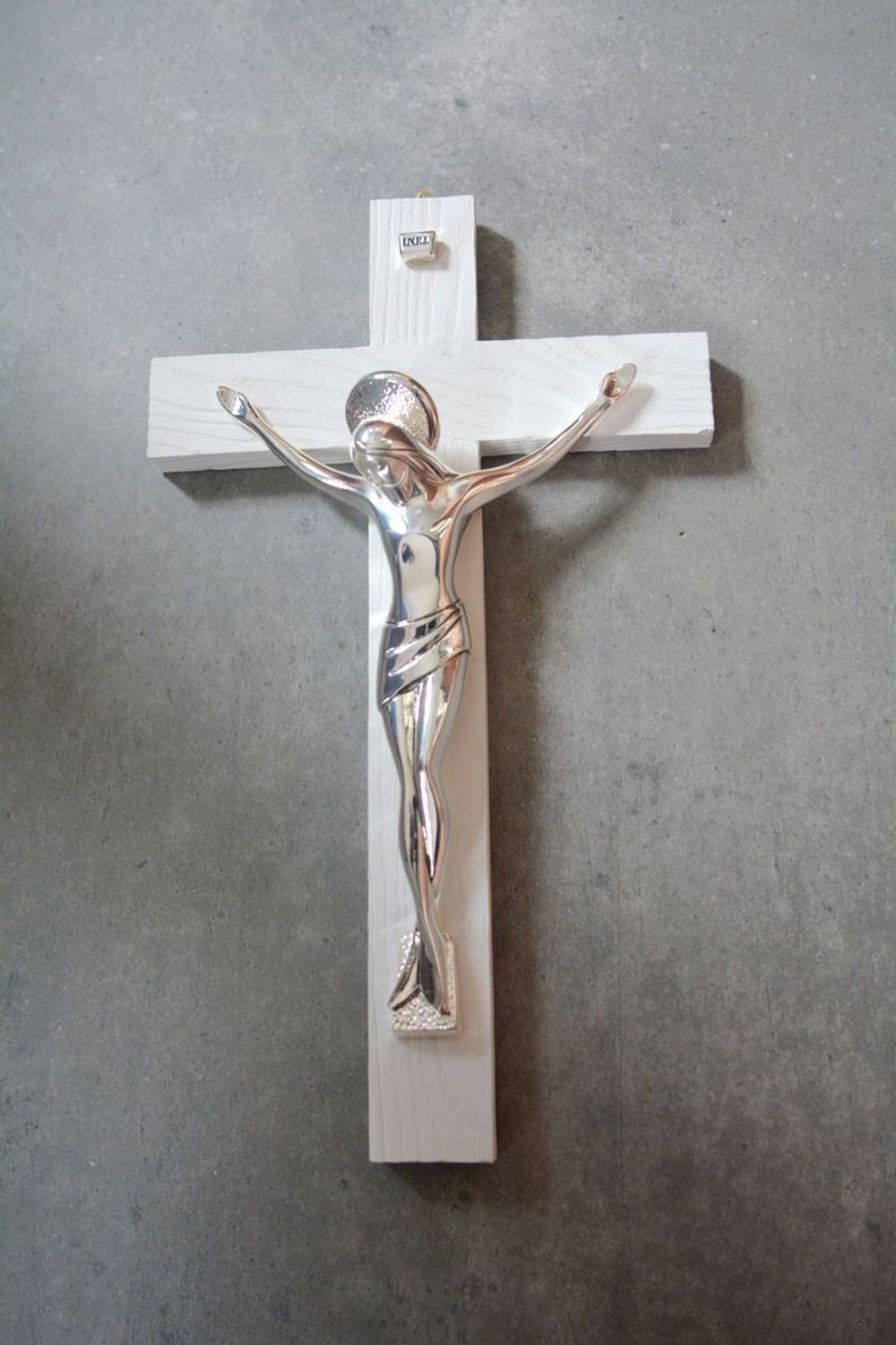 Krzyż na ścianę biały – posrebrzana pasyjka PVD (Miro-Silver), drewno VR 182932ARG.jpg
